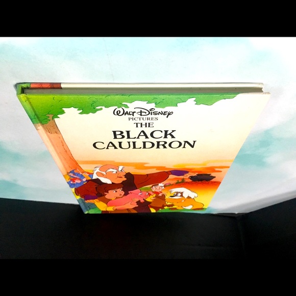 WALT DISNEY PICTURES 1990 THE BLACK CAULDRON BOOK - Picture 12 of 15